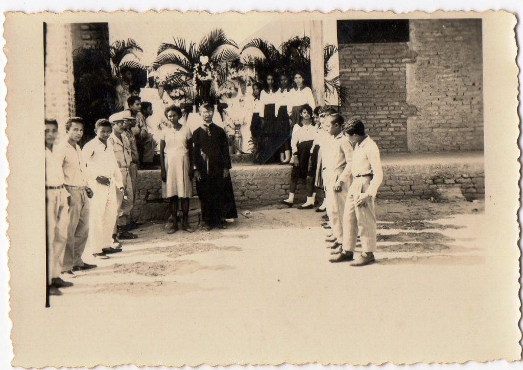 Padre Marques durante um festejo no ginásio Santo Antônio década de 1960